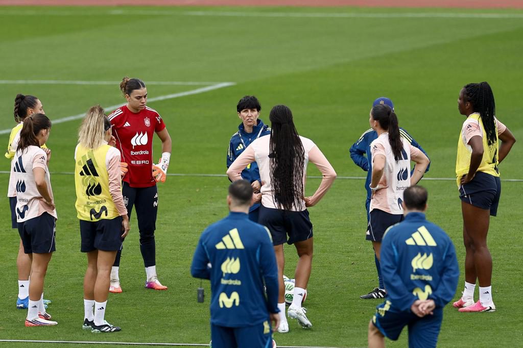 España completa su primer entrenamiento, con público y sin Claudia Pina