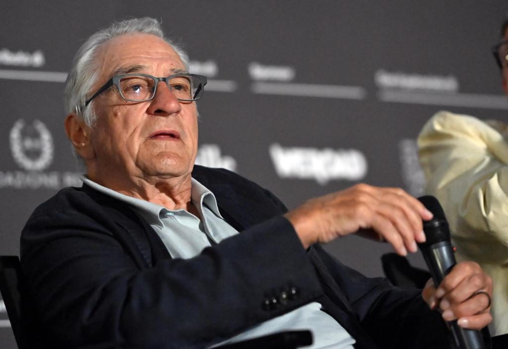 De Niro arremete contra Trump y le llama «cobarde» y «trozo de mierda» en un acto público