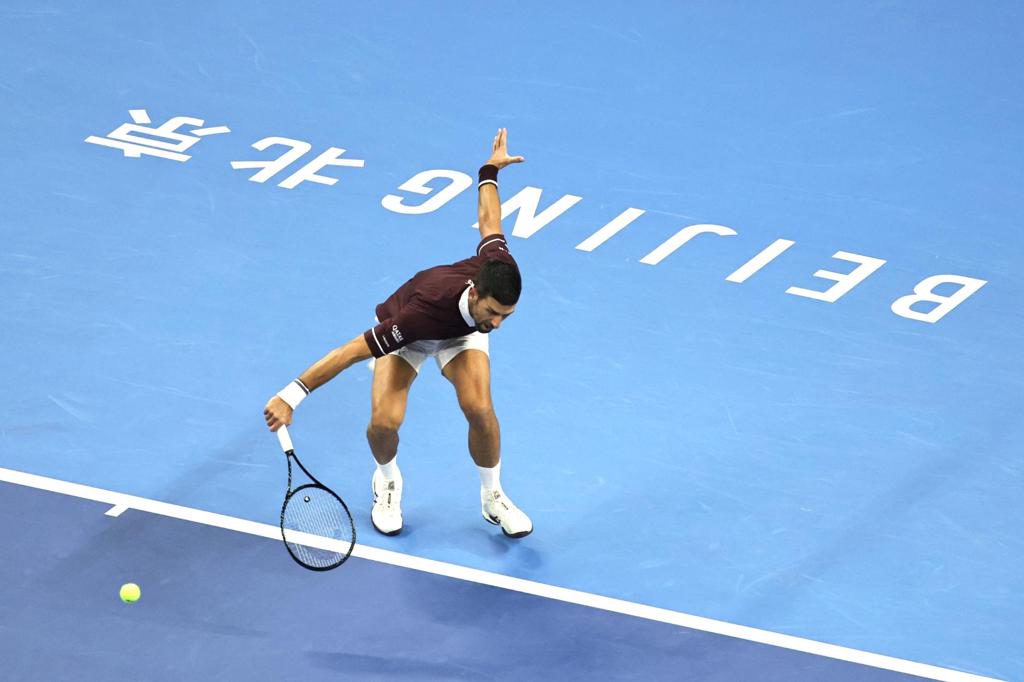 Djokovic conquista su séptimo Pekín tras la retirada de De Miñaur