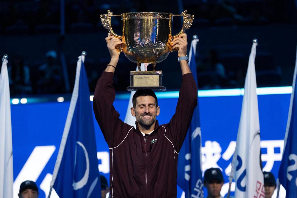 Djokovic corona su regreso a Pekín y Muchova sobrevive a Osaka
