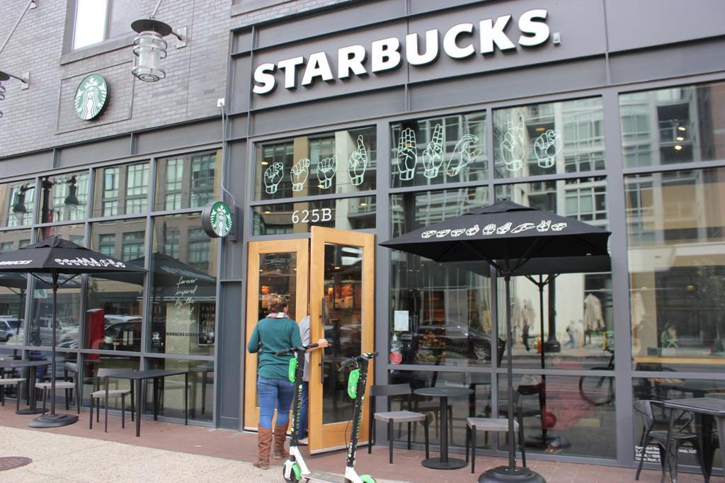 Starbucks acelera sus planes de reestructuración pese a la recuperación de las ventas