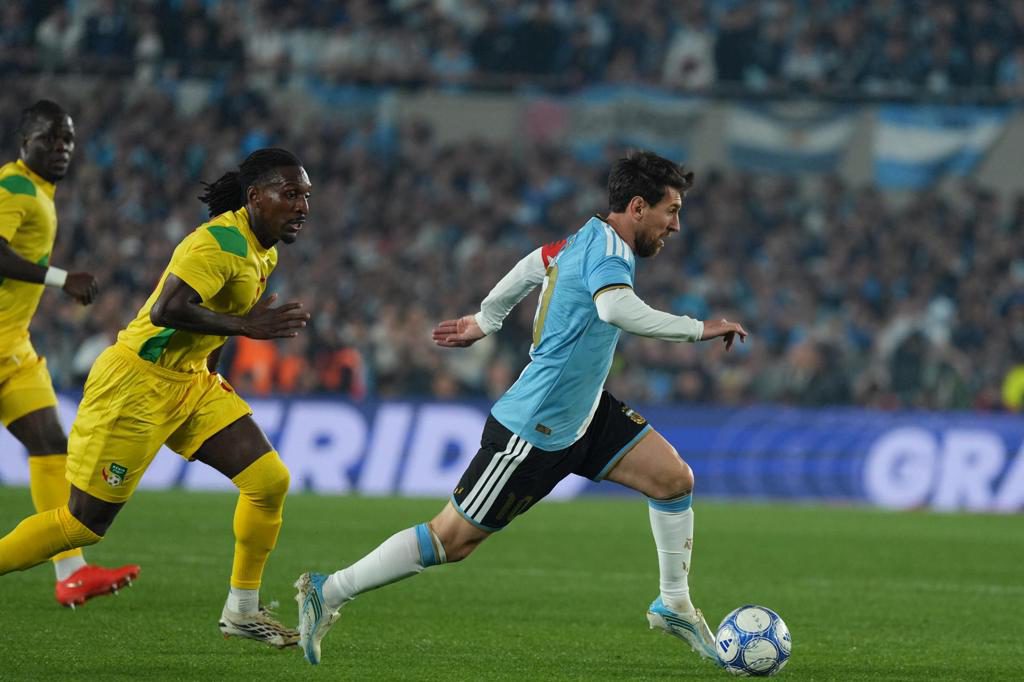 Antes del descanso Messi tuvo 4 oportunidades, Benín 2 y el partido paró en el minuto 10