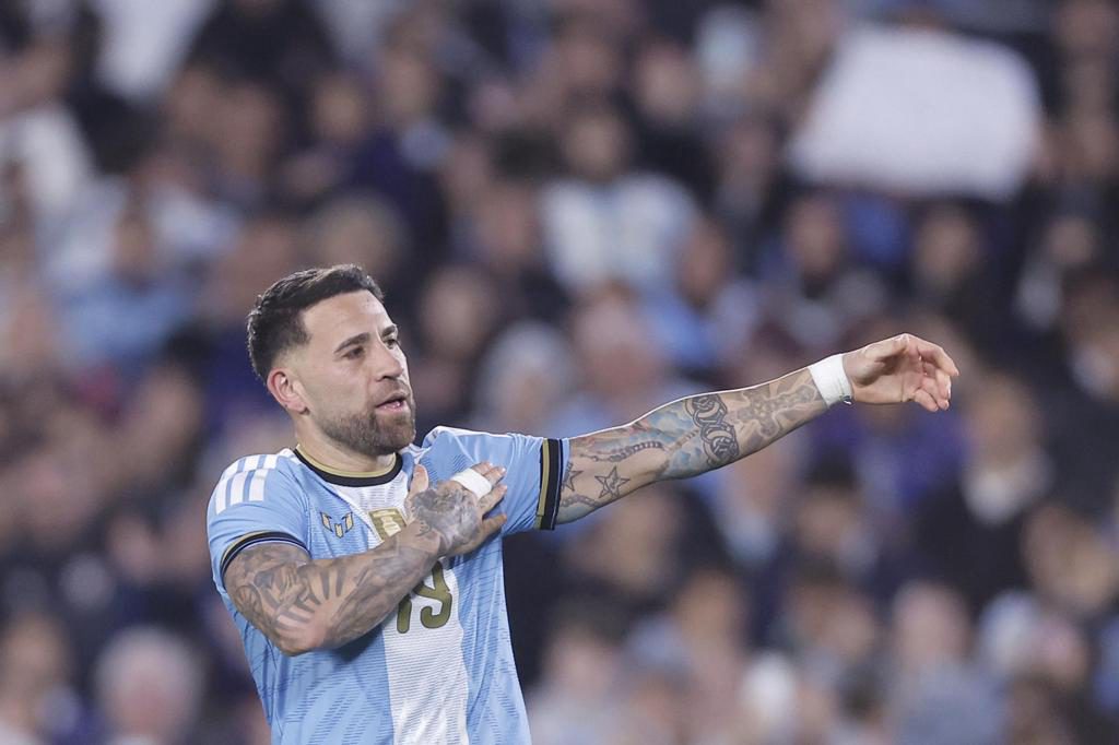 Lionel Messi sirve en un córner el pase para el gol de otro que se va: Nicolás Otamendi