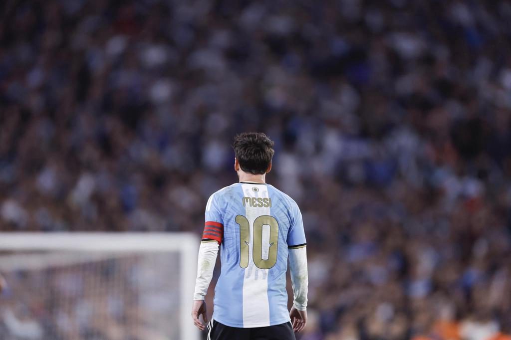 Messi se despide de la Albiceleste con 126 goles, el último de penalti, y muchas emociones