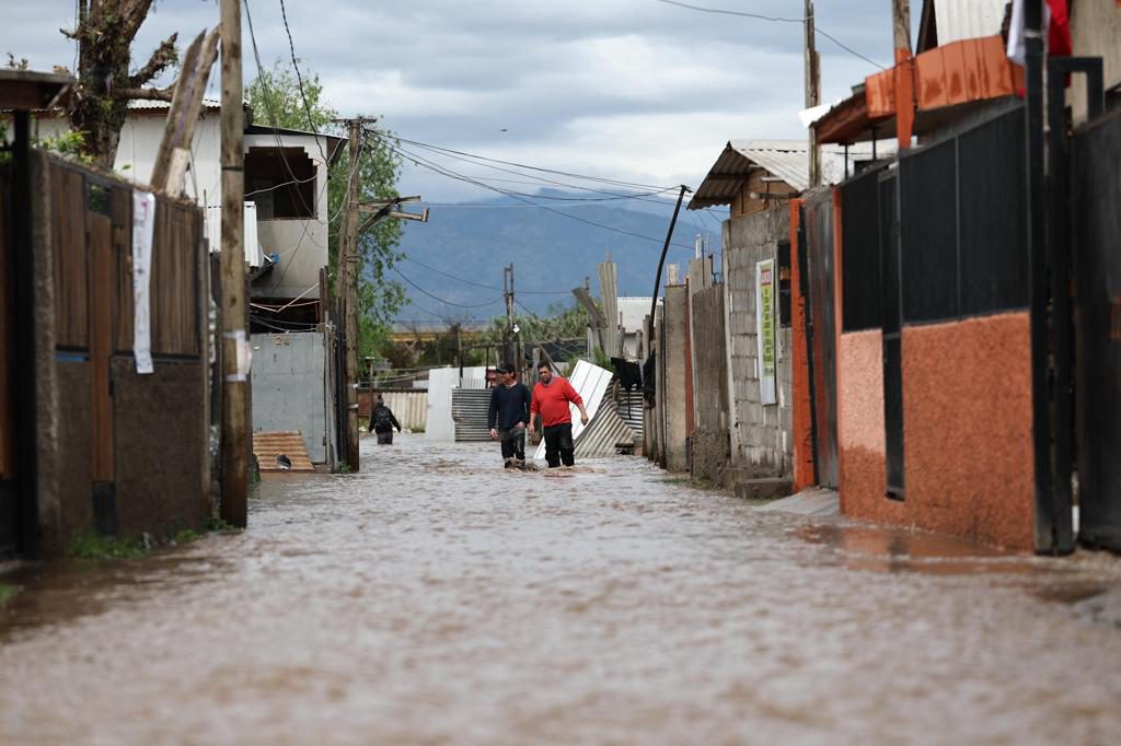 Un fallecido y múltiples cortes de luz en medio de las fuertes lluvias que afectan a Chile