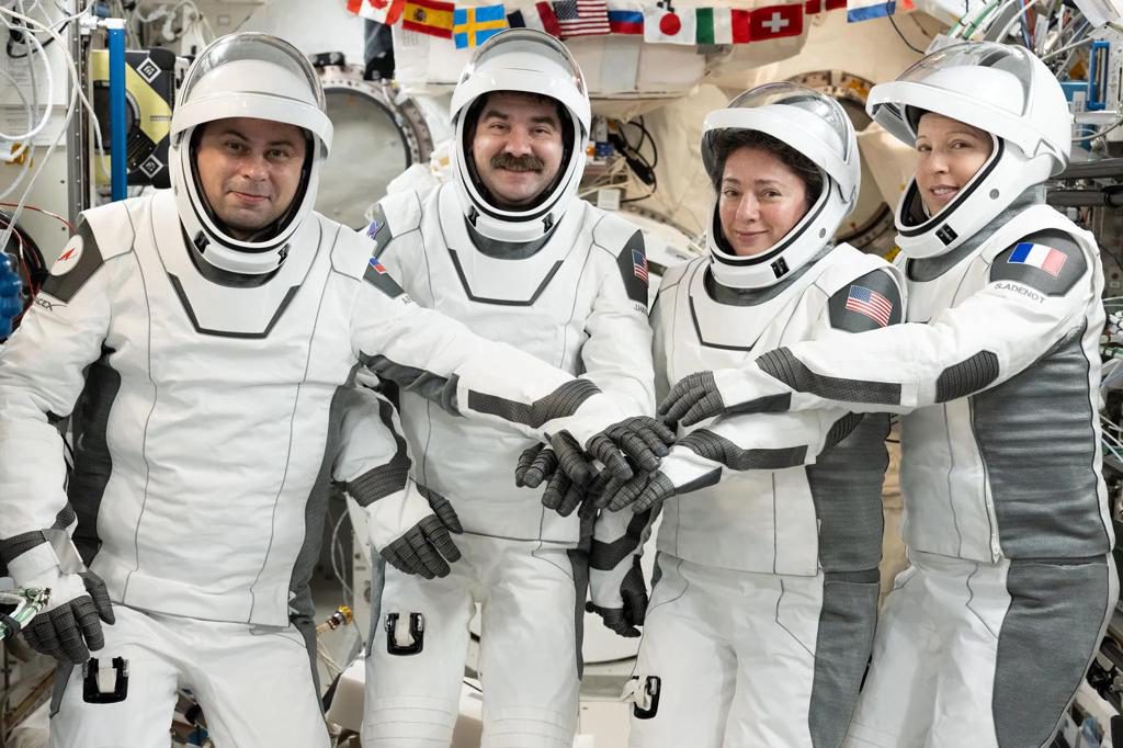 Los astronautas de la Crew-12 inician su regreso a la Tierra y amerizarán en California