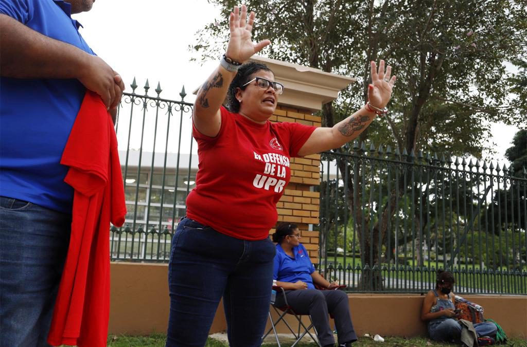 Empleados no docentes de la UPR se manifiestan en reclamo de mejoras laborales