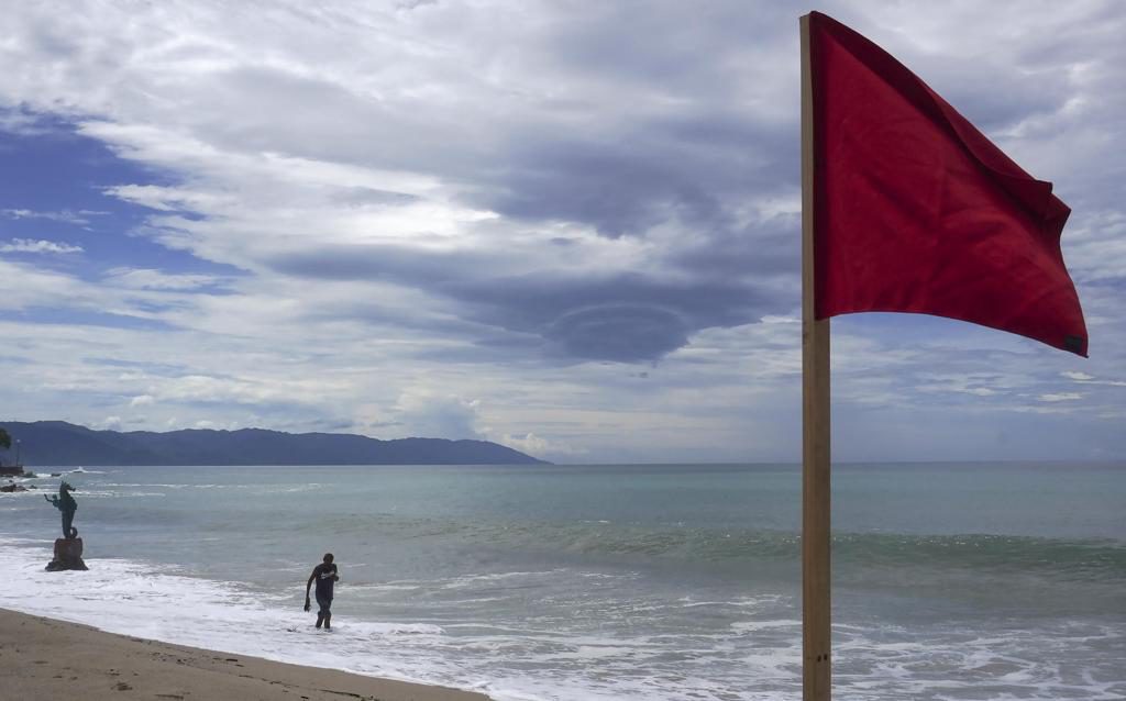 México en alerta por tres ciclones, dos en el Pacífico y uno en el Atlántico