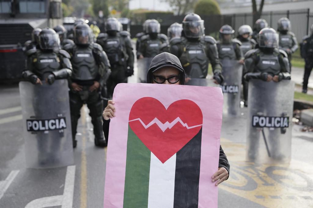 Centenares protestan en Bogotá en rechazo a la relación del nuevo Gobierno con Israel