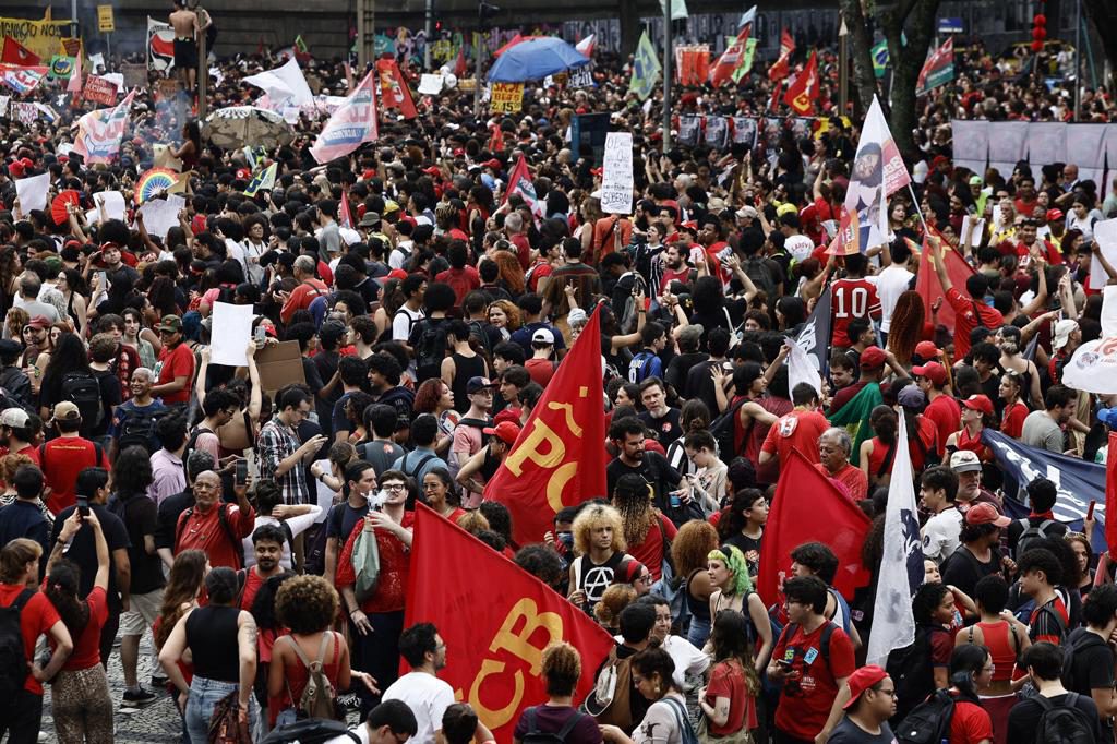 Miles de estudiantes toman el centro de Río en un acto contra Bolsonaro y a favor de Lula