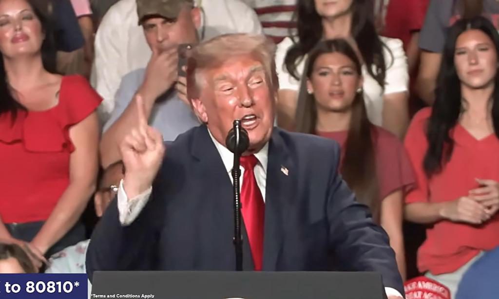 Manifestantes interrumpen a Trump dos veces durante un mitin en Texas