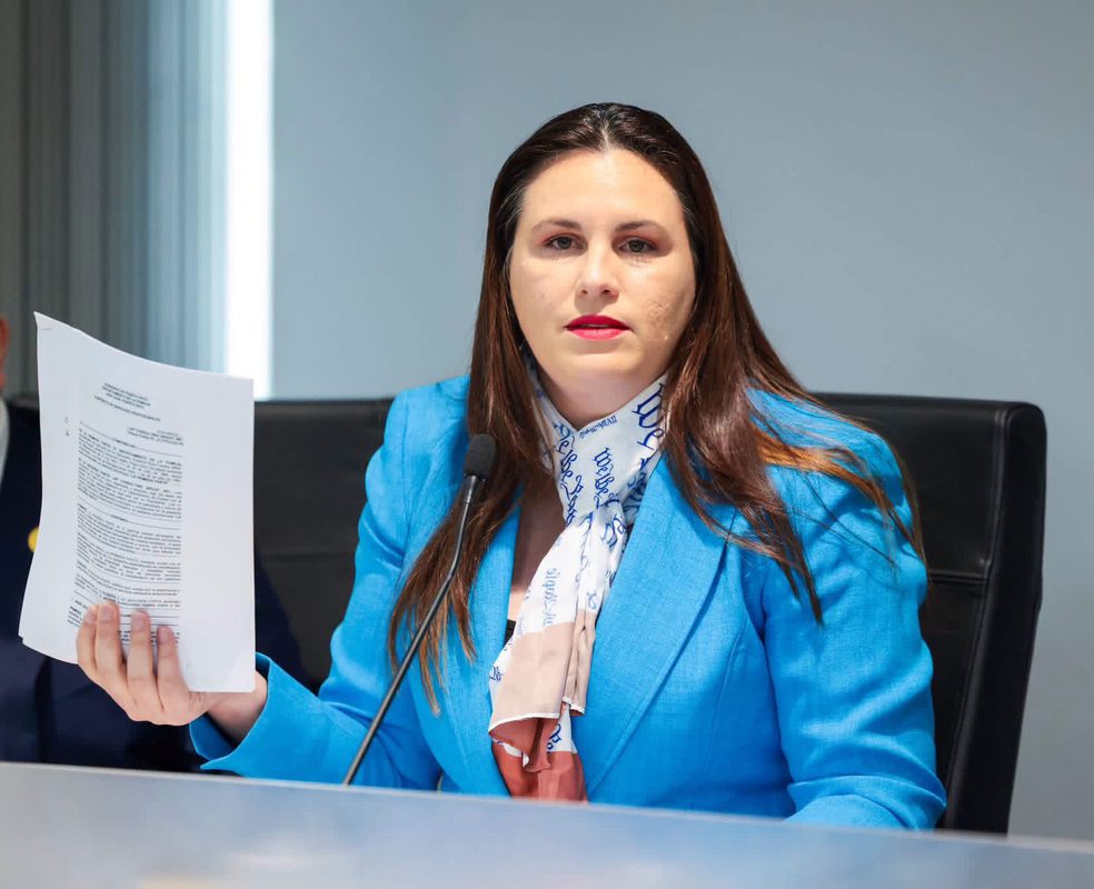 Senadora radica denuncia ante el Contralor por contratos en el Departamento de la Familia