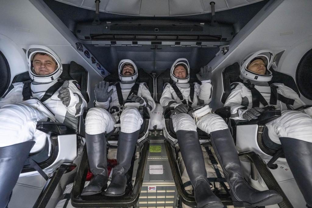 La misión tripulada Crew-12 ameriza frente a la costa de California tras 8 meses en la EEI