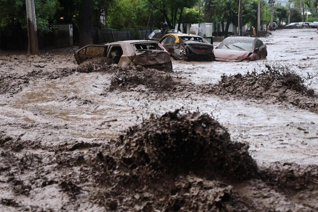 Kast decreta estado de catástrofe en zona este de Santiago arrasada por torrente de agua