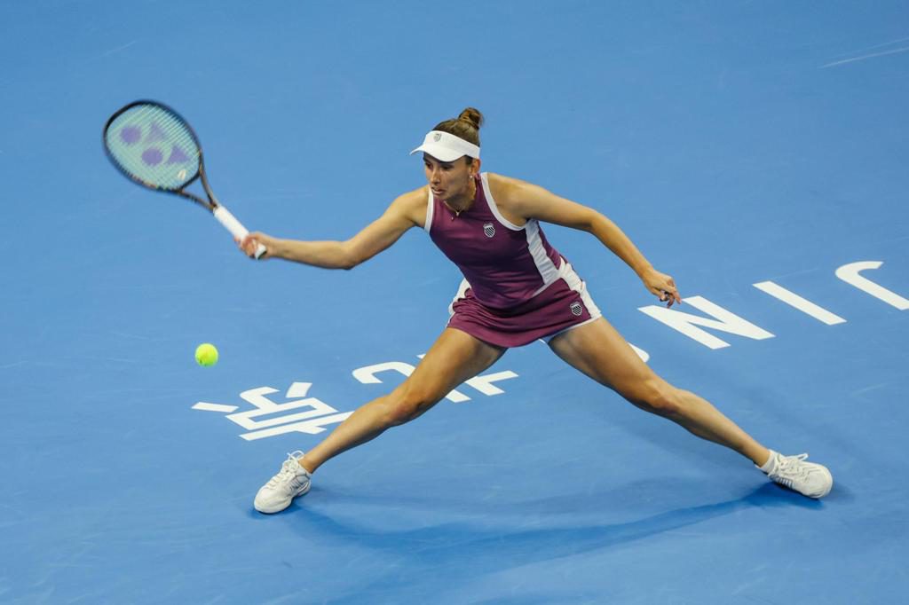Mertens frena a Swiatek y se cita con Zheng en semifinales del Abierto de China en Pekín