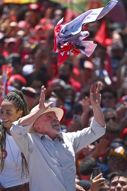 Lula usa «la motosierra» de Milei para arremeter contra Flávio Bolsonaro