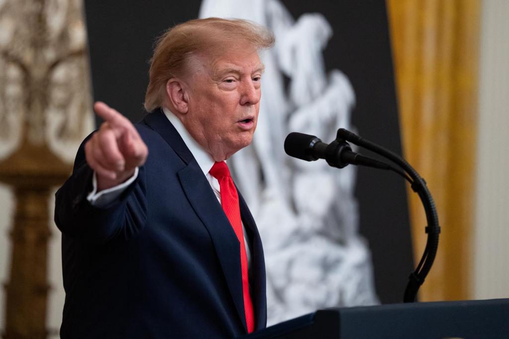 Trump dice que Rusia suministrará diésel al mercado mundial tras hablar con Putin