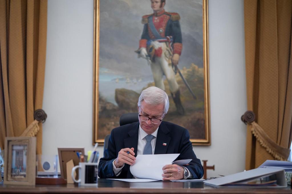 Kast promulga su megarreforma económica sin ceremonia debido a la emergencia en Chile