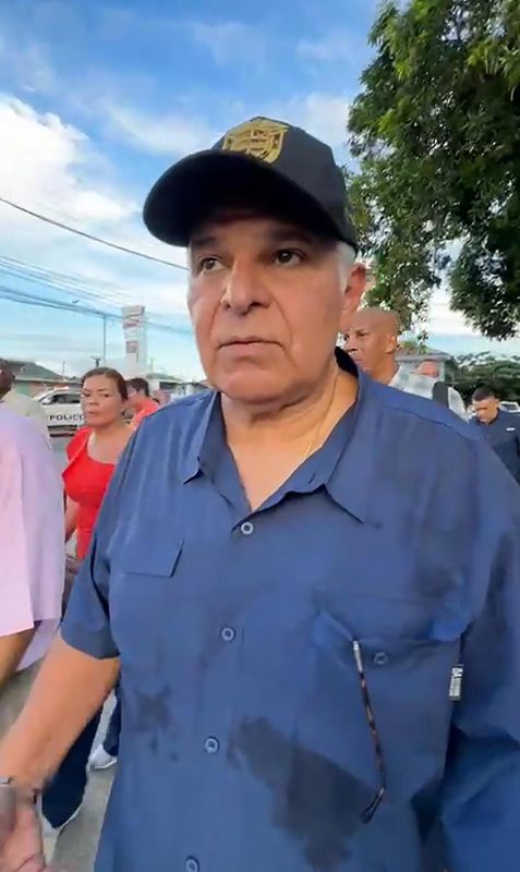 El presidente de Panamá visita una de las aéreas más afectadas por el terremoto