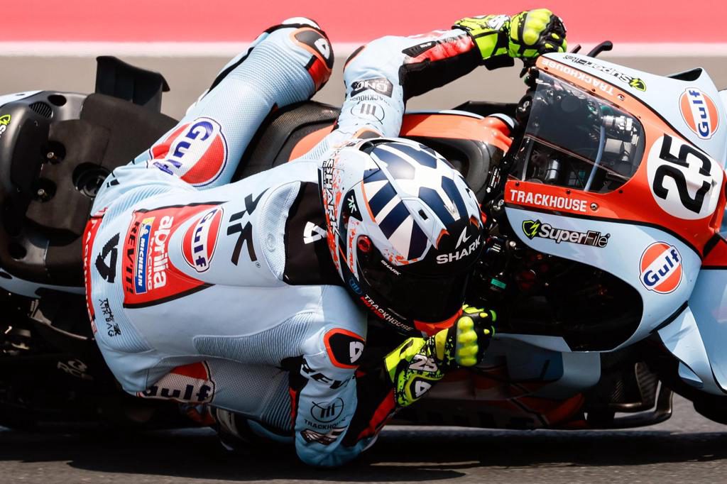 El español Raúl Fernández consigue su primera ‘pole position’ en MotoGP