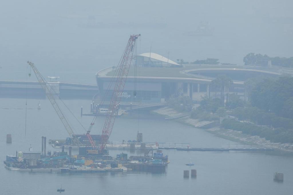 La lluvia retrasa la salida de la carrera corta de Singapur