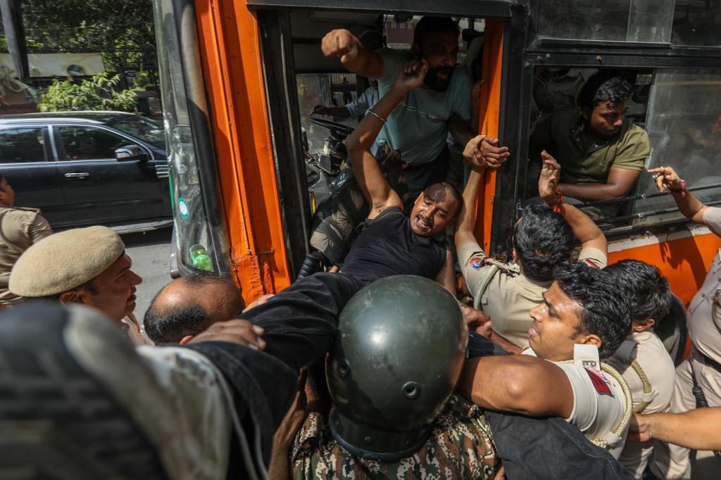 Las «Cucarachas» intentan tomar las calles de Delhi entre redadas y detenciones policiales