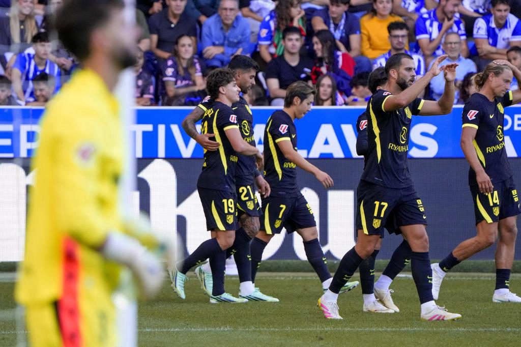 1-2. El Atlético tira de paciencia y suma tres puntos ante un Alavés en inferioridad