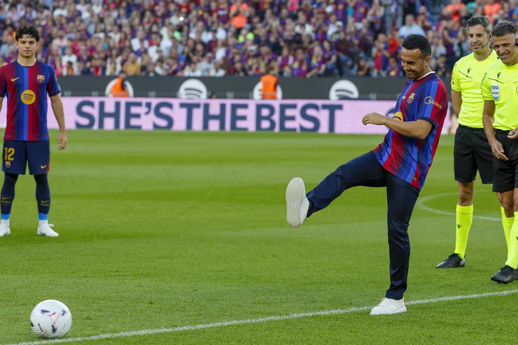 Pedro Rodríguez, ovacionado tras hacer el saque de honor del Barça-Getafe