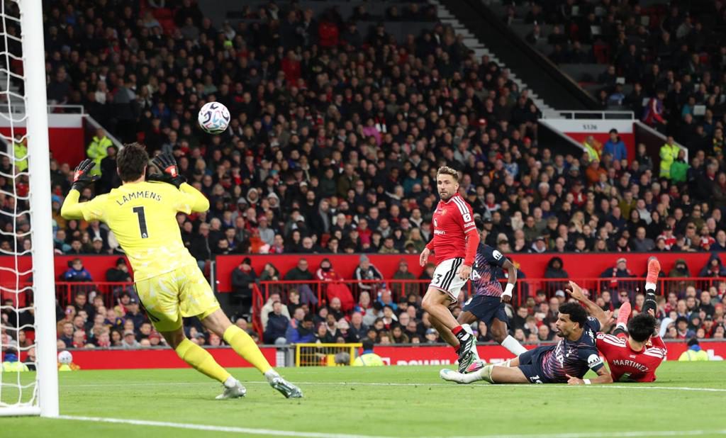 1-1. Solanke alarma al United