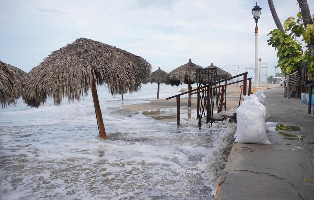 El oeste de México en alerta por el huracán Simón, entre suspensiones y evacuaciones