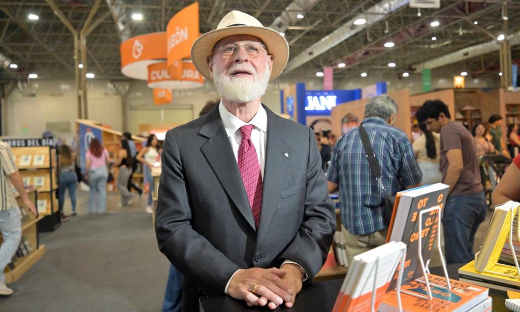 Escritor argentino Alberto Manguel advierte en México de la baja compresión lectora global