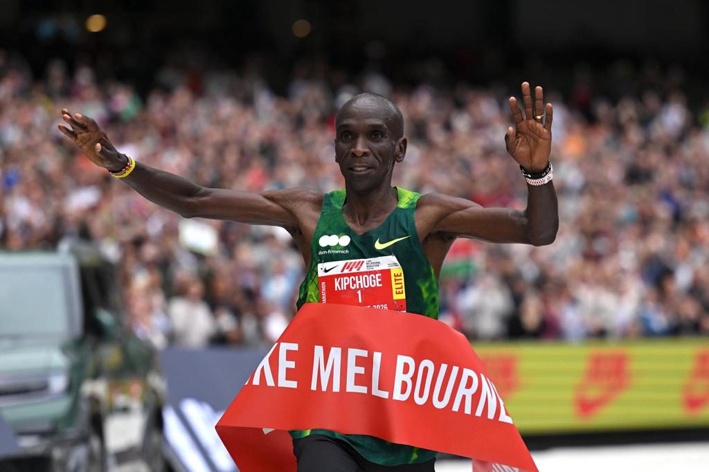 Kipchoge agranda su leyenda con victoria en el maratón de Melbourne