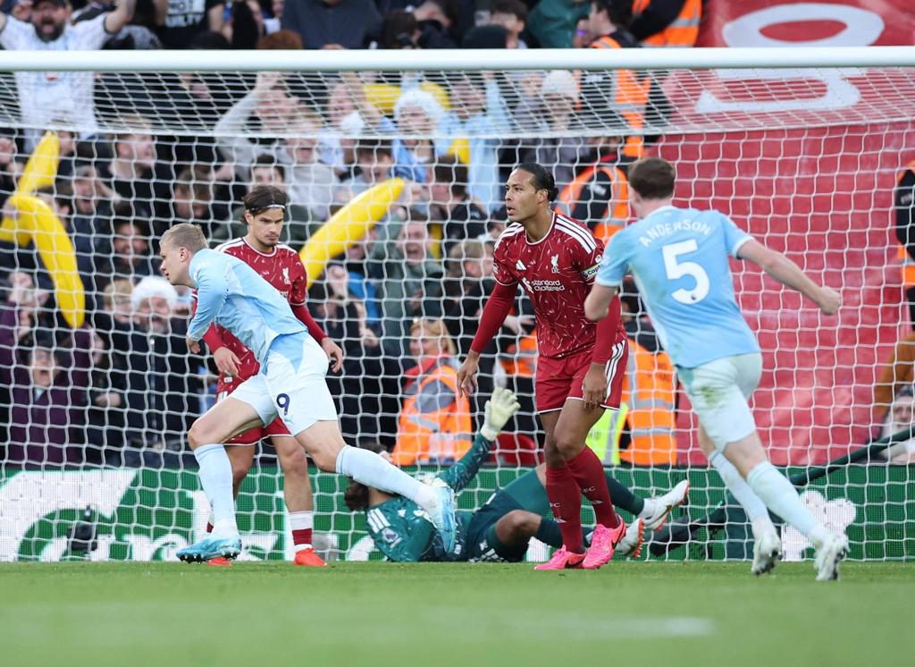 0-3. Doku silencia Anfield
