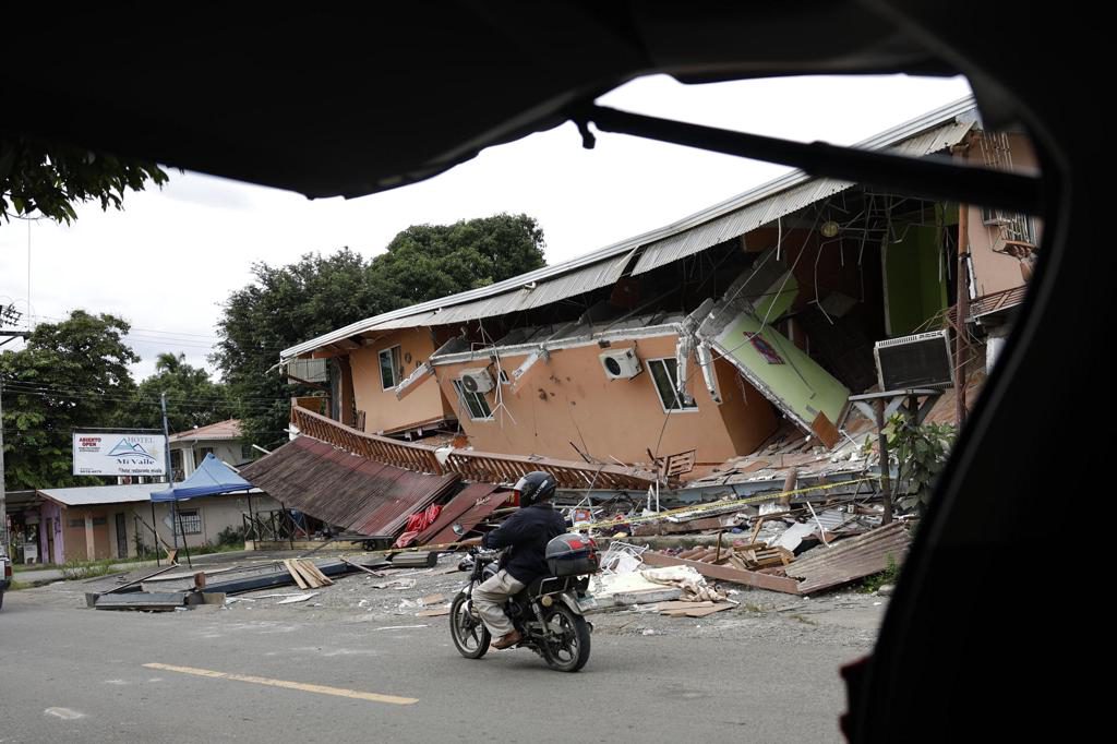 La entrega de ayuda tras el terremoto en Panamá se agiliza con recuperación de carreteras