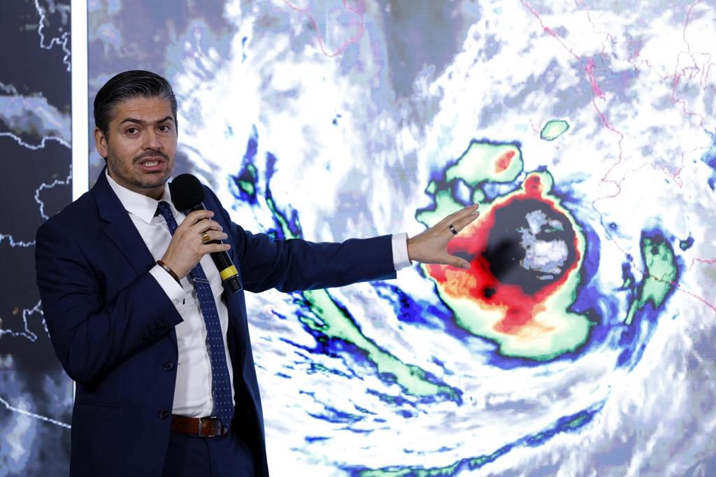 México confirma un muerto por el huracán Simón, que amenaza ahora a Nayarit y Sinaloa