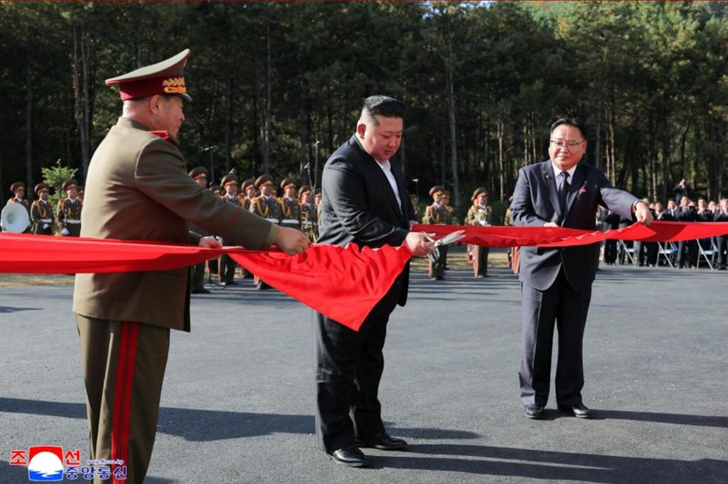 El líder de Corea del Norte inaugura un museo de defensa que exhibe misiles balísticos