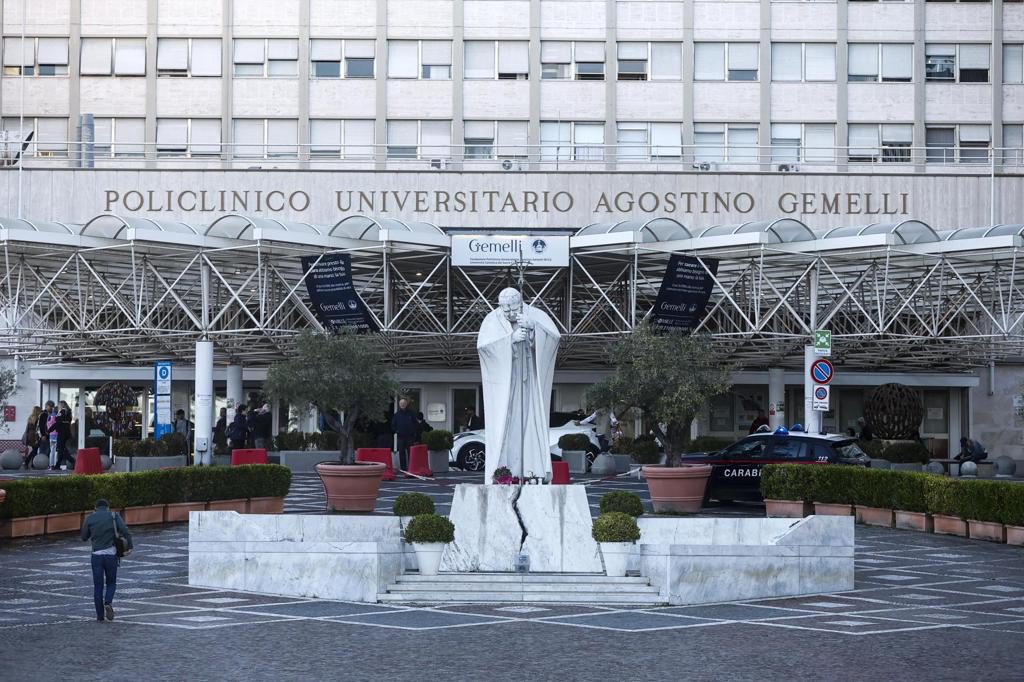 El papa estará en una nueva habitación en el Gemelli por restructuración del apartamento