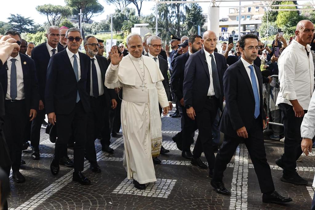 El papa entró andando al hospital acompañado de sus secretarios  y médico personal