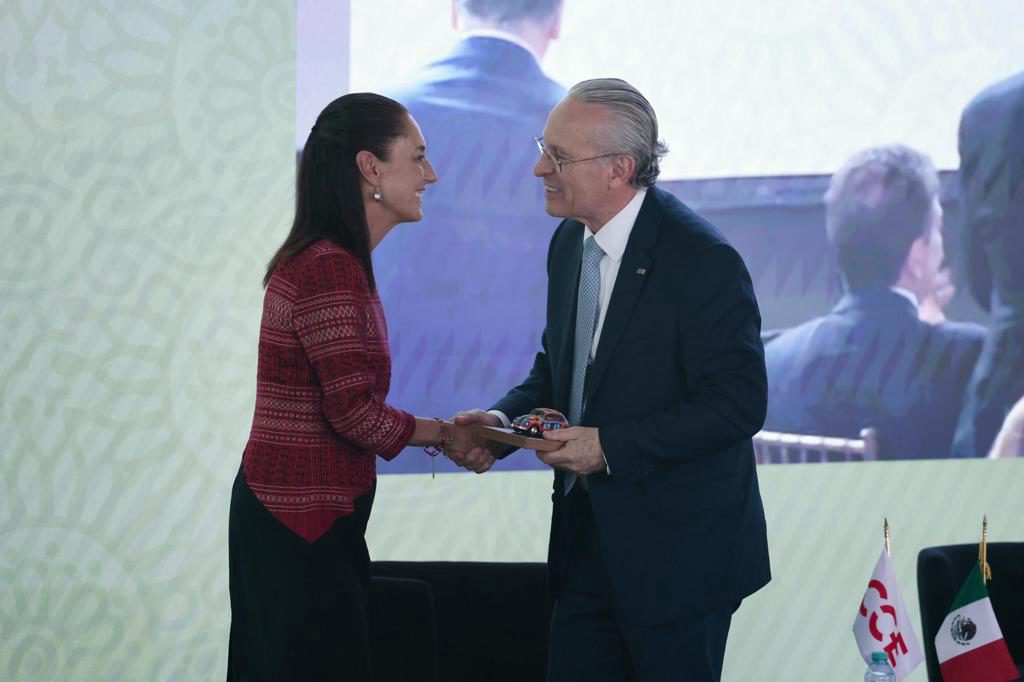 Sheinbaum pide a empresarios unir esfuerzos y ellos le piden contener la deuda de México