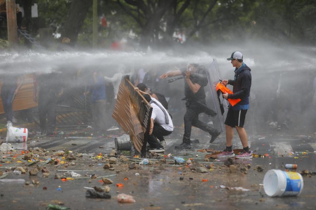Gobernador mexicano reconoce «errores» de policías en protesta por el agua en Guadalajara