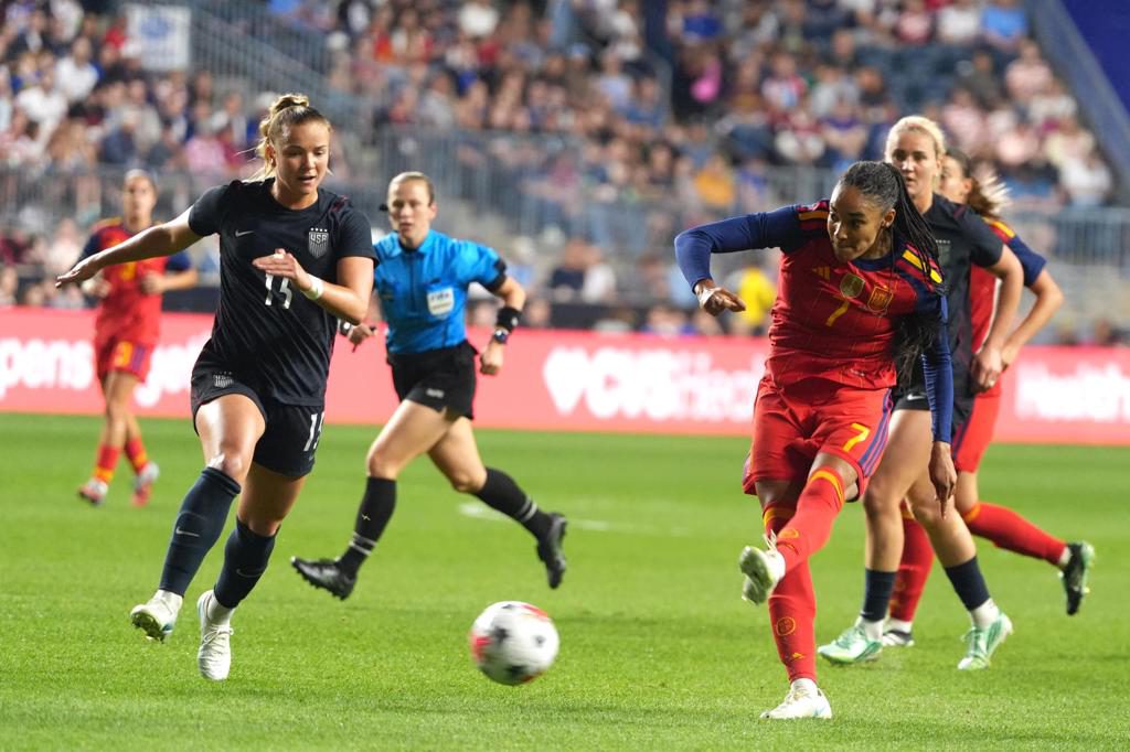 Salma Paralluelo: «En este segundo partido hemos tenido más el balón»