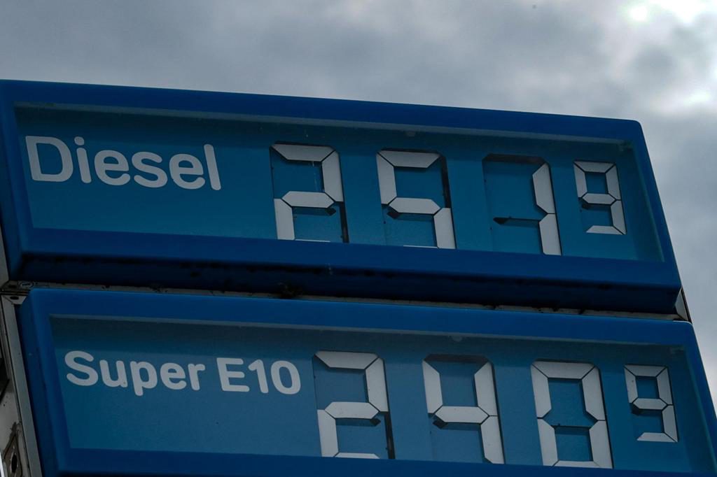 La demanda mundial de petróleo caerá en 2026 y repuntará parcialmente en 2027 según la AIE