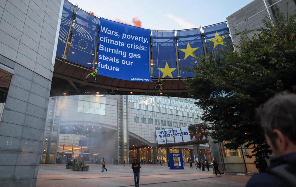 Greenpeace cuelga una pancarta gigante en la Eurocámara contra el aumento de precios de la energía