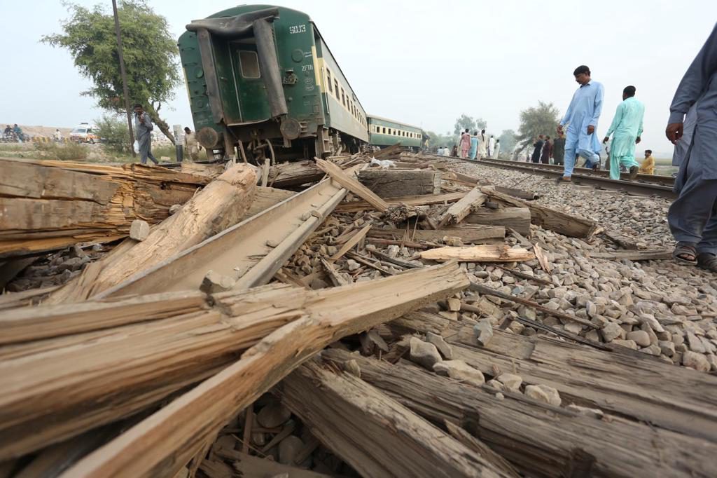 Sube a 7 la cifra de muertos con más de 50 heridos en un accidente ferroviario en Pakistán