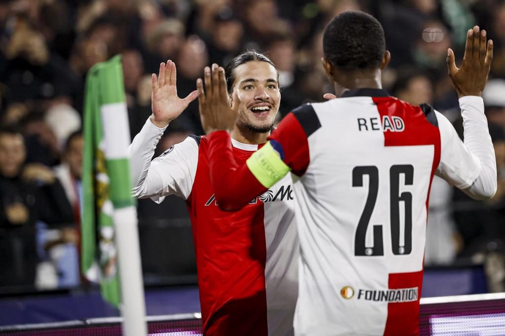 3-2. El Feyenoord remonta ante el Como de Cesc Fábregas y suma sus primeros puntos