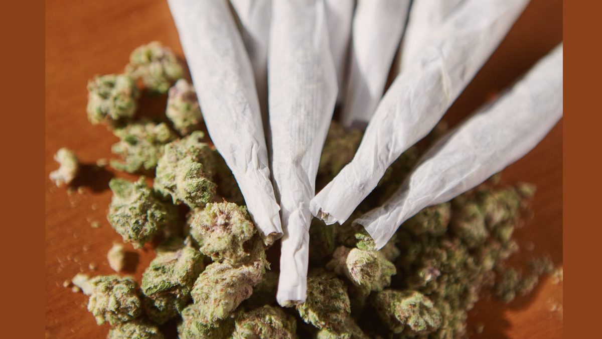 Arrestan a padre tras hallar marihuana entre los crayones de su hija