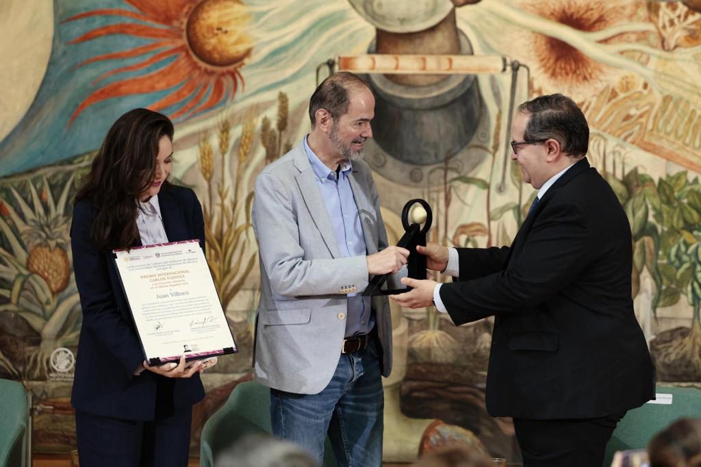 Juan Villoro destaca la importancia de «la crítica justa» al recibir Premio Carlos Fuentes