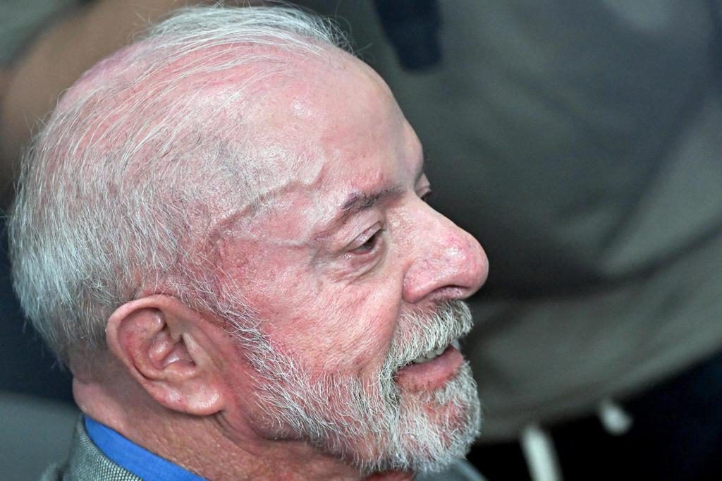Lula califica de «conquista histórica» la reducción de la jornada laboral en Brasil