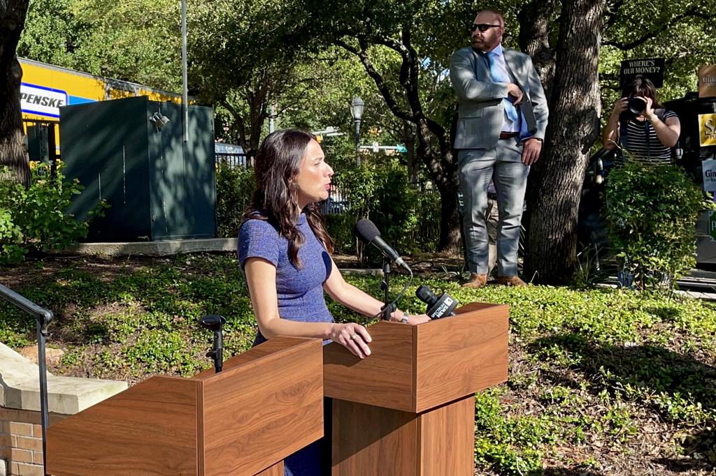 La candidata demócrata en Texas acude a la casa del gobernador para retarlo a un debate