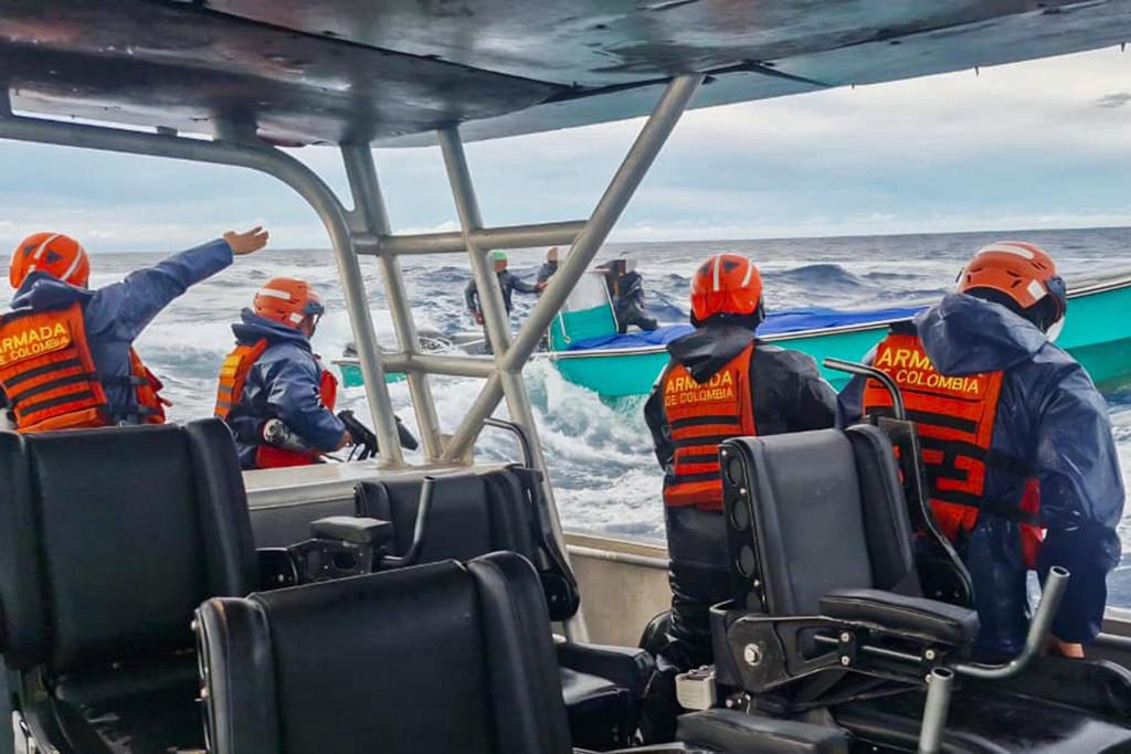 La Armada colombiana incauta 1,4 toneladas de cocaína tras la persecución a una lancha